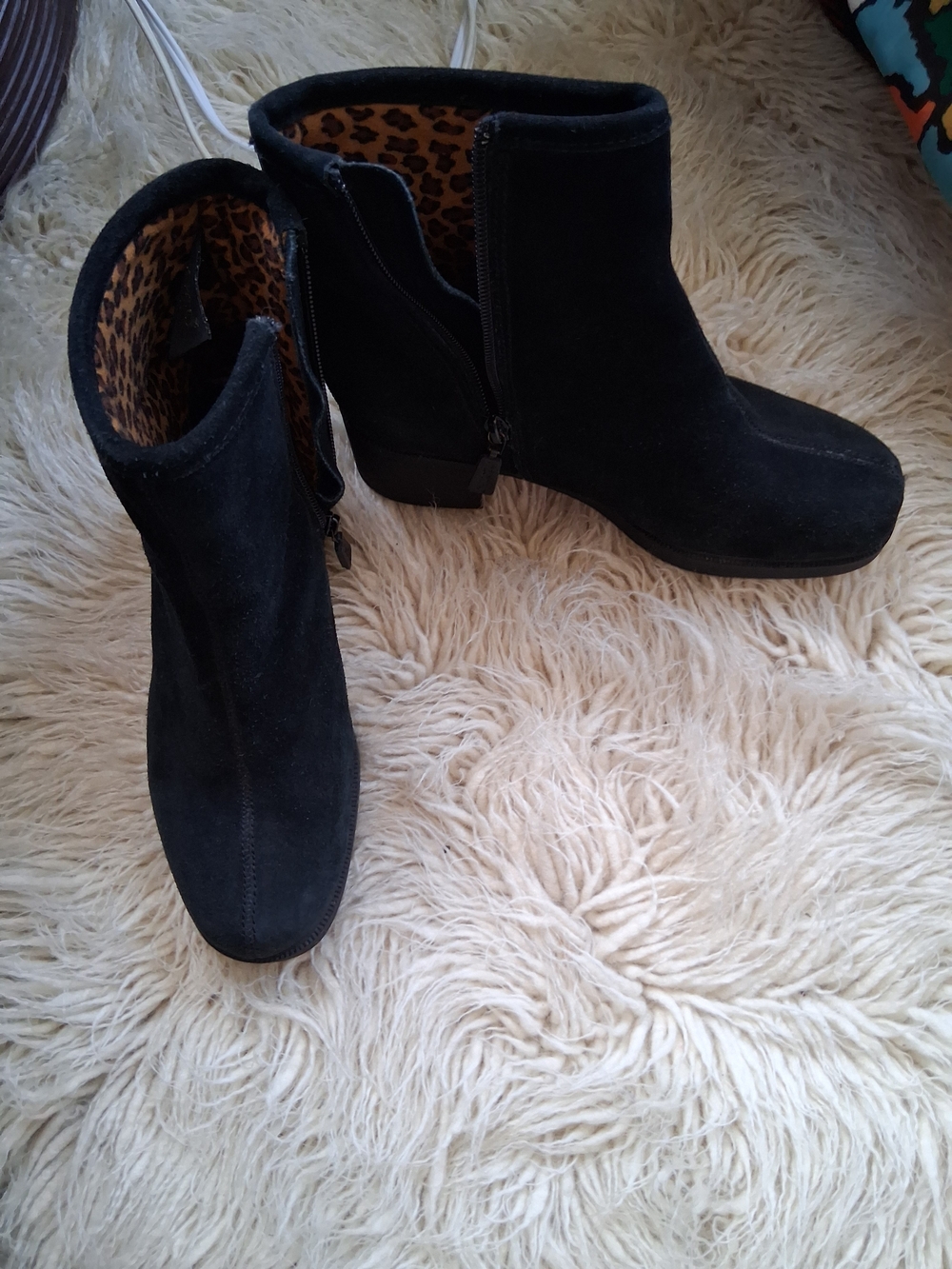 Sporto Black Suede Ankle Booties with Leopard Lining